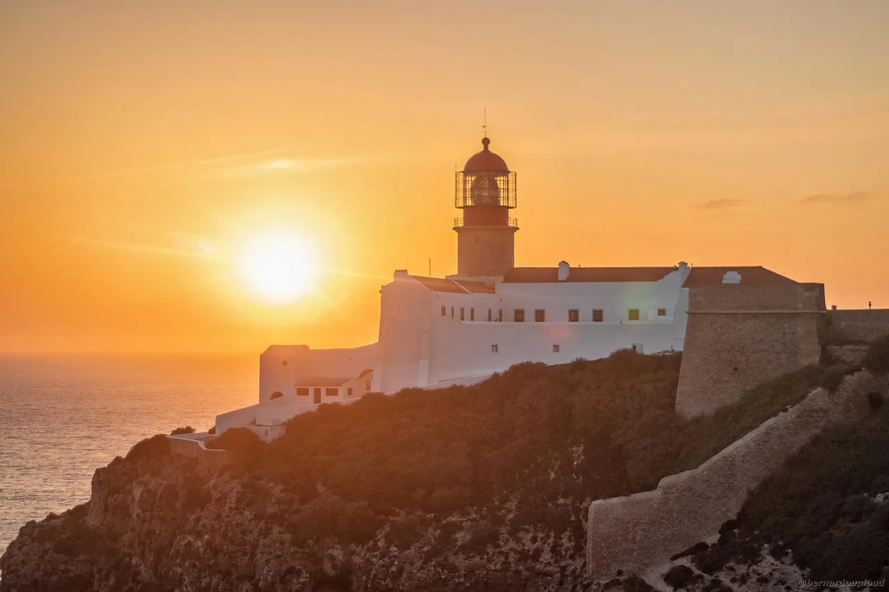 Farol do Cabo de São Vicente sobre as falésias